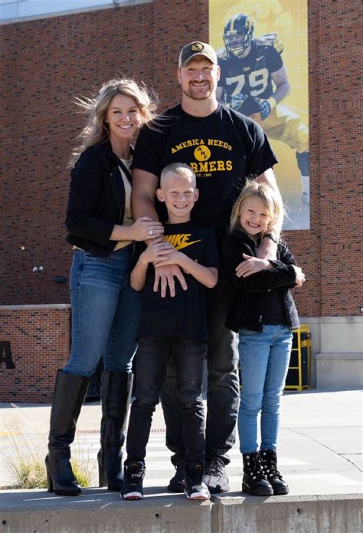 Bryan Bulaga Biography, Age, Height, Wife, Net Worth, Family