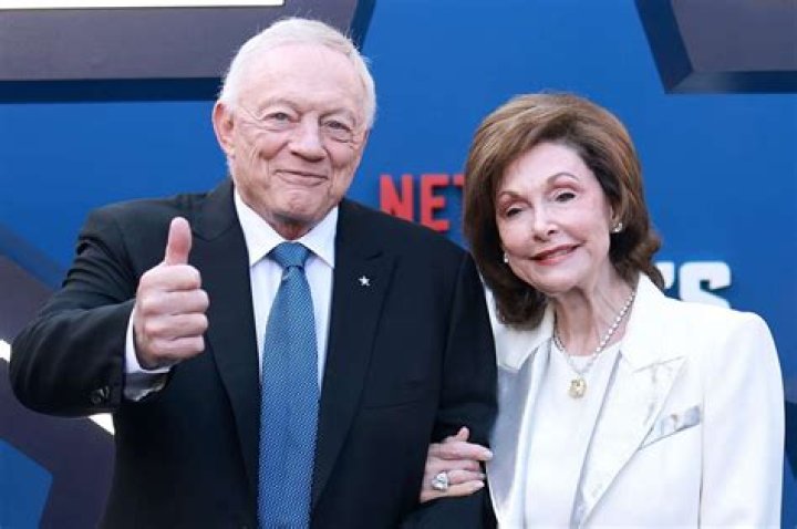 Jerry Jones Biography, Age, Height, Wife, Net Worth, Family