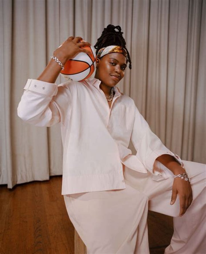 Jonquel Jones biografía, edad, altura, esposa, net worth, familia