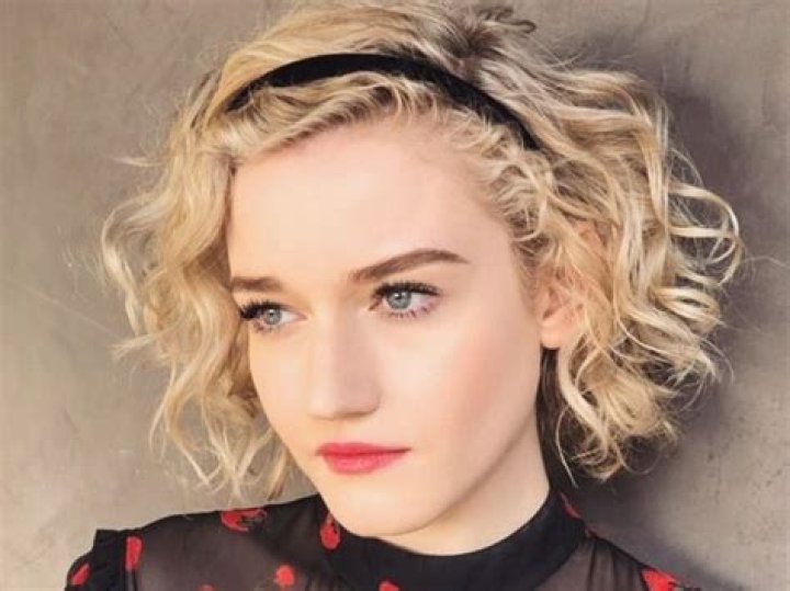Julia Garner Biography, Age, Height, Husband, Net Worth, Family