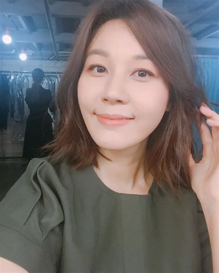Kim Ha-neul Biography, Age, Height, Husband, Net Worth, Family