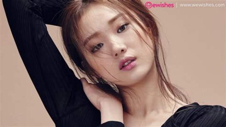 Lee Sung-kyung Biography, Age, Height, Husband, Net Worth, Family
